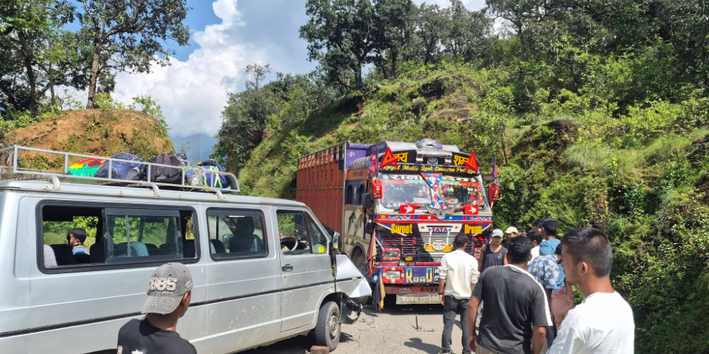 डोटीमा यात्रुवाहक विङ्गर र ट्रक ठोक्किए