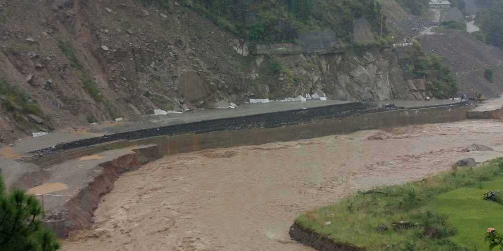 रोशी खोलाको बाढीले बीपी राजमार्गका तीन स्थानमा अस्थायी डाइभर्सन बगायो