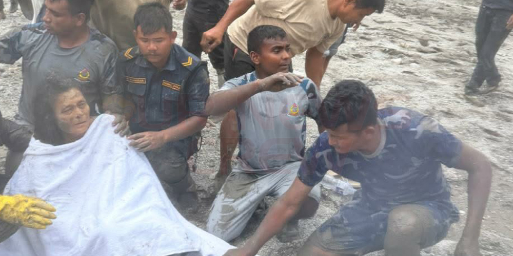 बेत्रावतीमा बाढीले पुरिएको घरबाट महिलाको जीवितै उद्धार