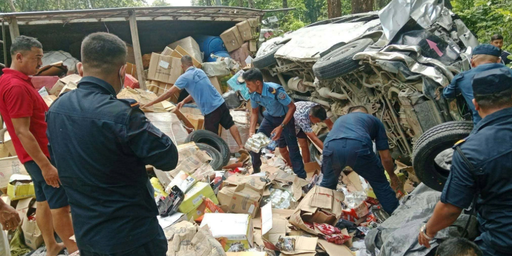 उदयपुरगढीमा ट्रक र हायस ठोक्किँदा १७ जना घाइते