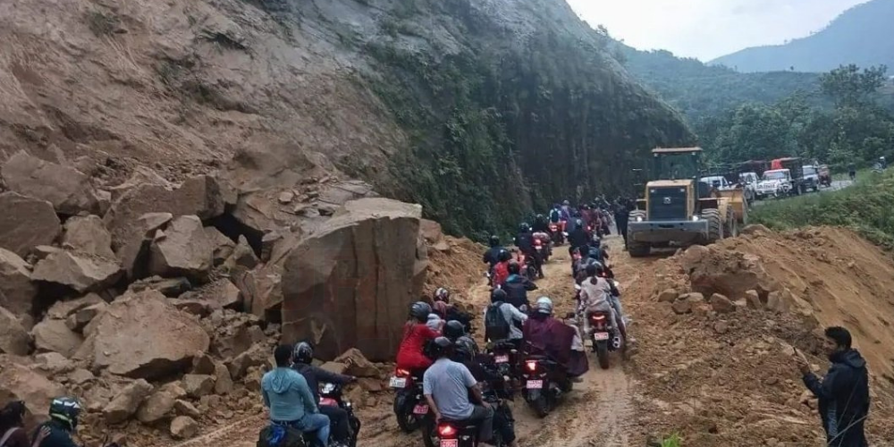 लगातारको वर्षाले देशका विभिन्न राजमार्ग अवरुद्ध, पहिरो हटाउने काम जारी