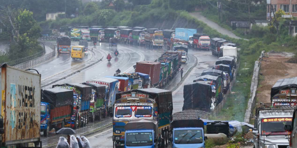 राजमार्ग अवरुद्ध भएपछि बल्खु, कलंकी र नागढुंगामा रोकिए मालवाहक ट्रक