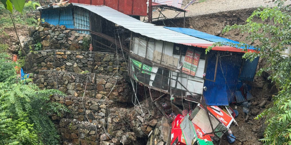 आँबुखैरेनीको पर्यटकीय स्थल ऐनापहरामा रेस्टुरेन्ट भासियो
