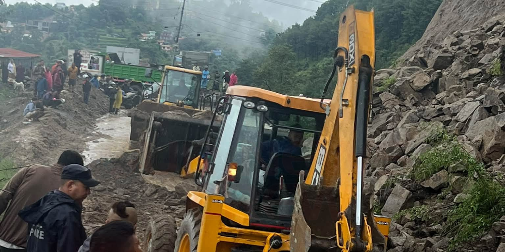 धुलिखेल–खावा सडकको पहिरो पन्छाउन सुरु, सडक खुलाउने प्रयास जारी