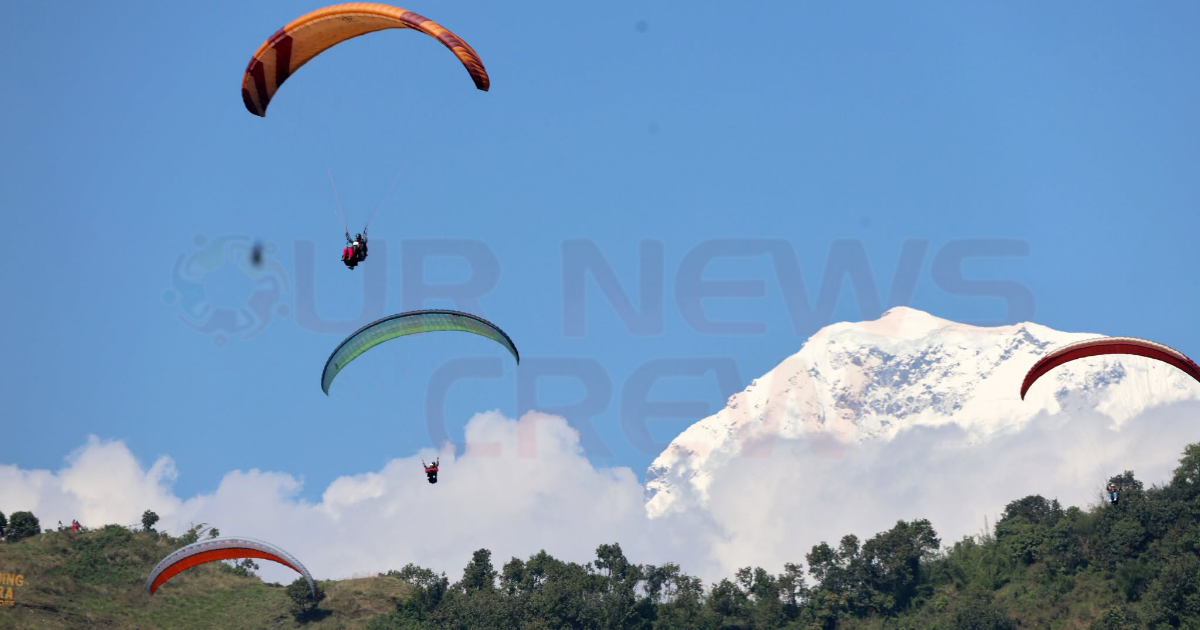पोखराको आकाशमा प्याराग्लाइडिङ, पर्यटकको आकर्षण बढाउँदै साहसिक उडान