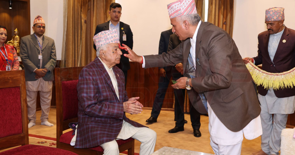राष्ट्रपति पौडेलले ग्रहण गरे दसैँको टीका, प्रसाद र जमरा