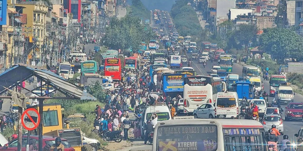 नाकामा काठमाडौं फर्किनेहरूको भिडभाड, मुख्य सडकमा सवारी चाप बढ्यो