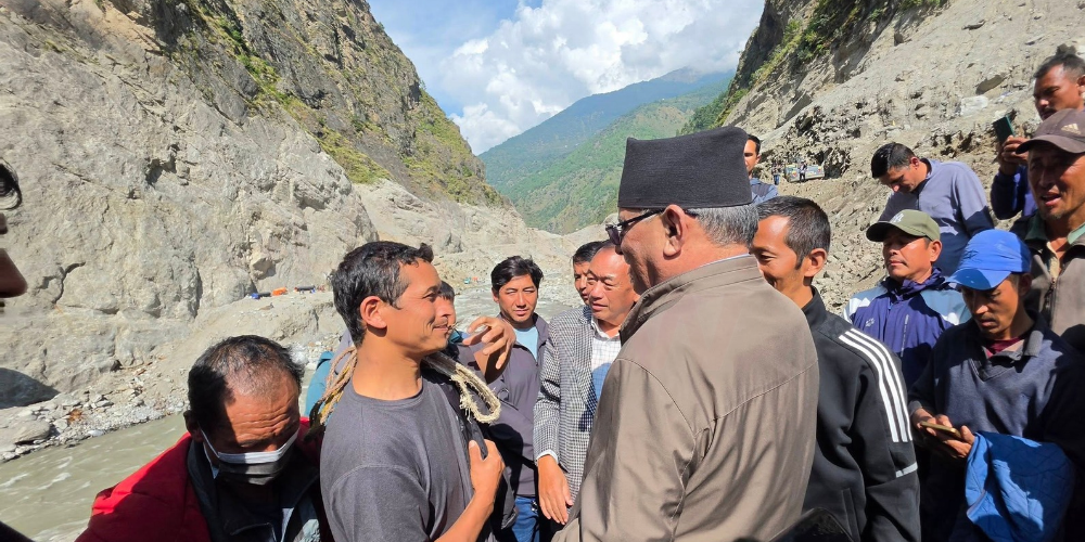 बाढी प्रभावित क्षेत्रको निरीक्षण गर्न अध्यक्ष प्रचण्ड स्याफ्रुबेँसी पुगे